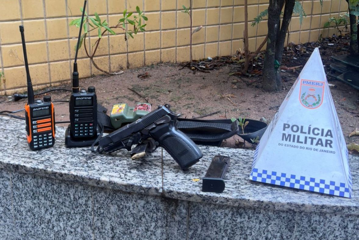 Criminosos atiram contra policiais do 7º BPM, mas PMs conseguem apreender arma e rádios em São Gonçalo