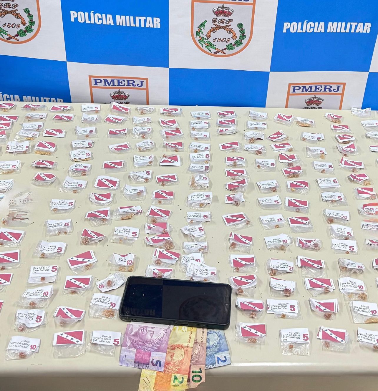 Polícia Militar intensifica patrulhamento e prende dois suspeitos por tráfico em Maricá