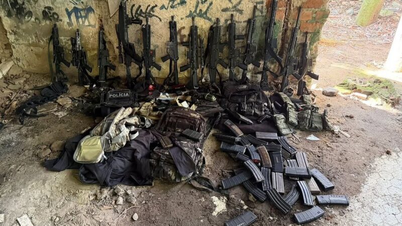 Segunda-feira, 13/10 – PM apreende arsenal com 12 fuzis e prende 14 milicianos em Jacarepaguá