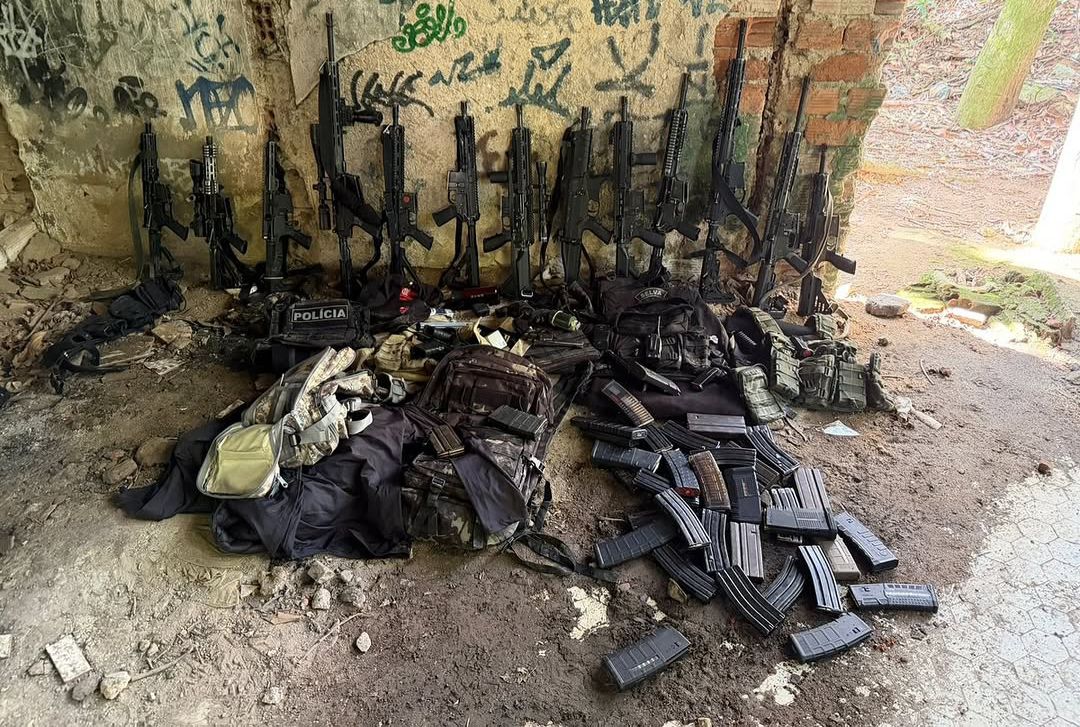 Segunda-feira, 13/10 – PM apreende arsenal com 12 fuzis e prende 14 milicianos em Jacarepaguá