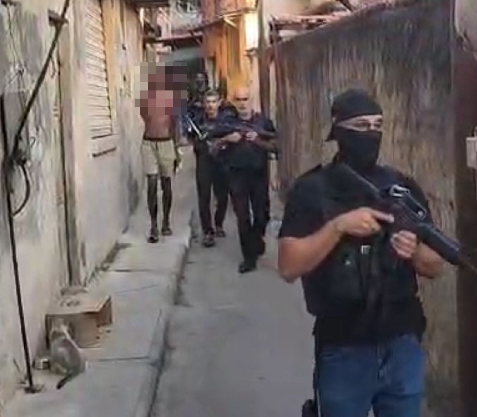 Polícia Civil cumpre mandado de busca e apreensão no Morro da Otto, em Niterói