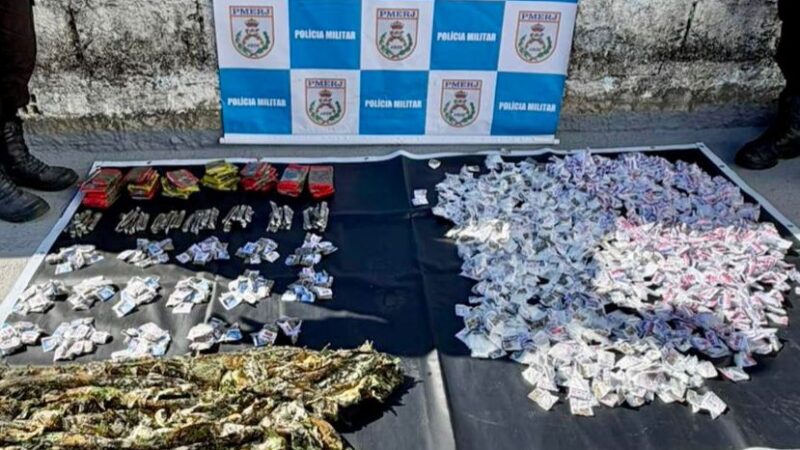 Policiais Militares aprende grande quantidade de drogas na comunidade da chácara, no centro de Niterói