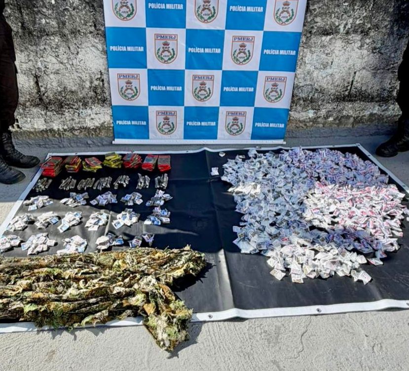 Policiais Militares aprende grande quantidade de drogas na comunidade da chácara, no centro de Niterói