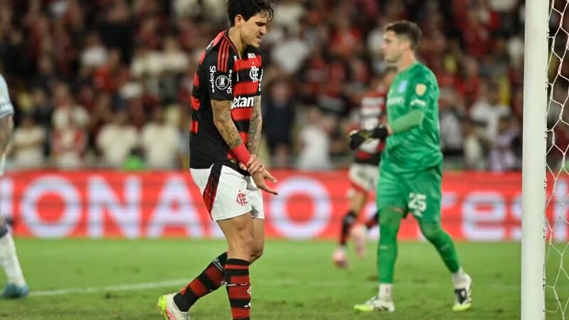 Pedro desfalca o Flamengo na Libertadores por imobilização no braço