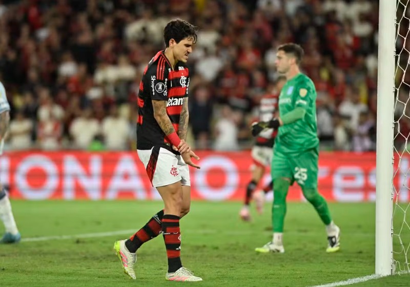 Pedro desfalca o Flamengo na Libertadores por imobilização no braço