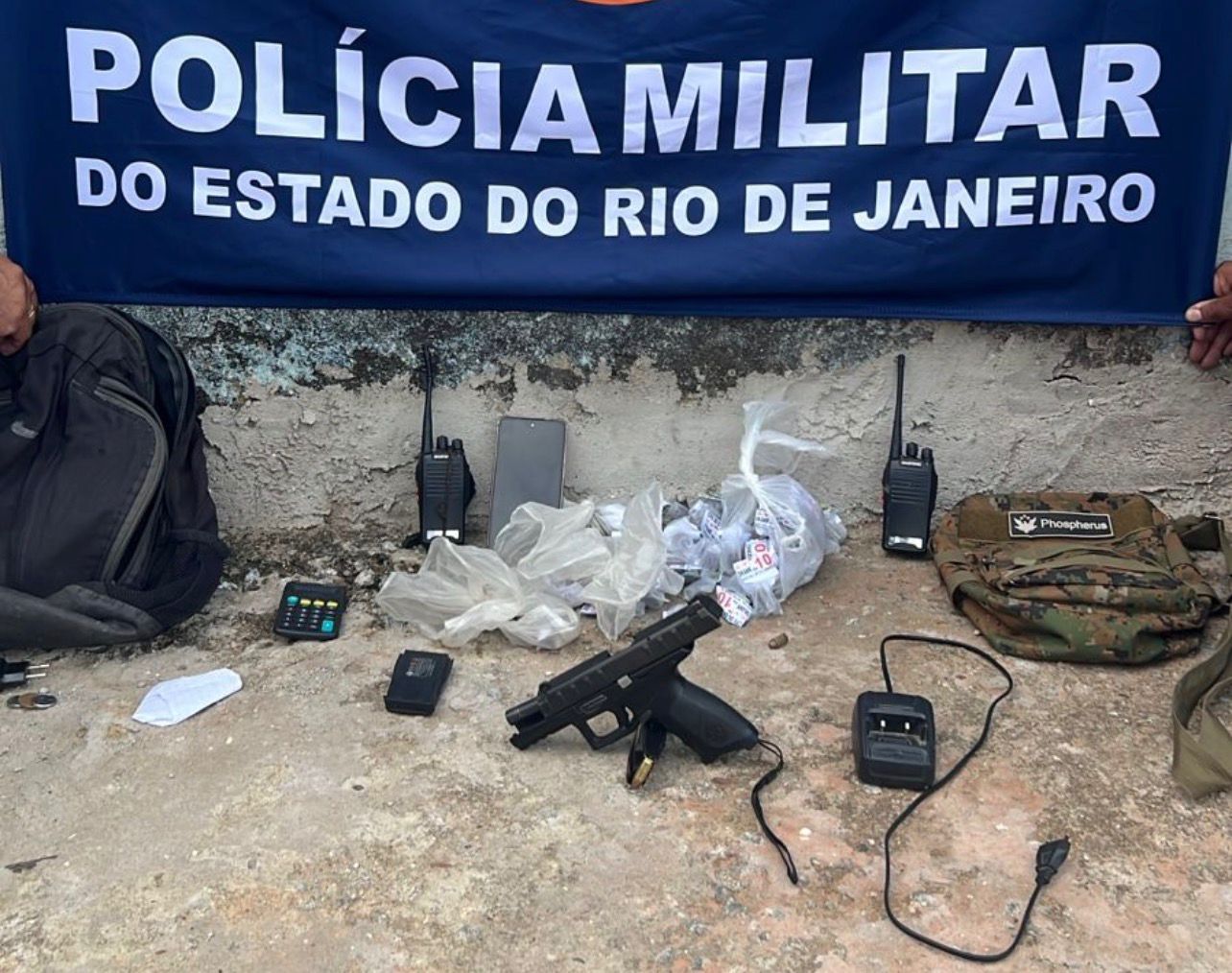 7º BPM intensifica ações em São Gonçalo e apreende pistola de uso restrito e drogas em operação no Engenho do Roçado