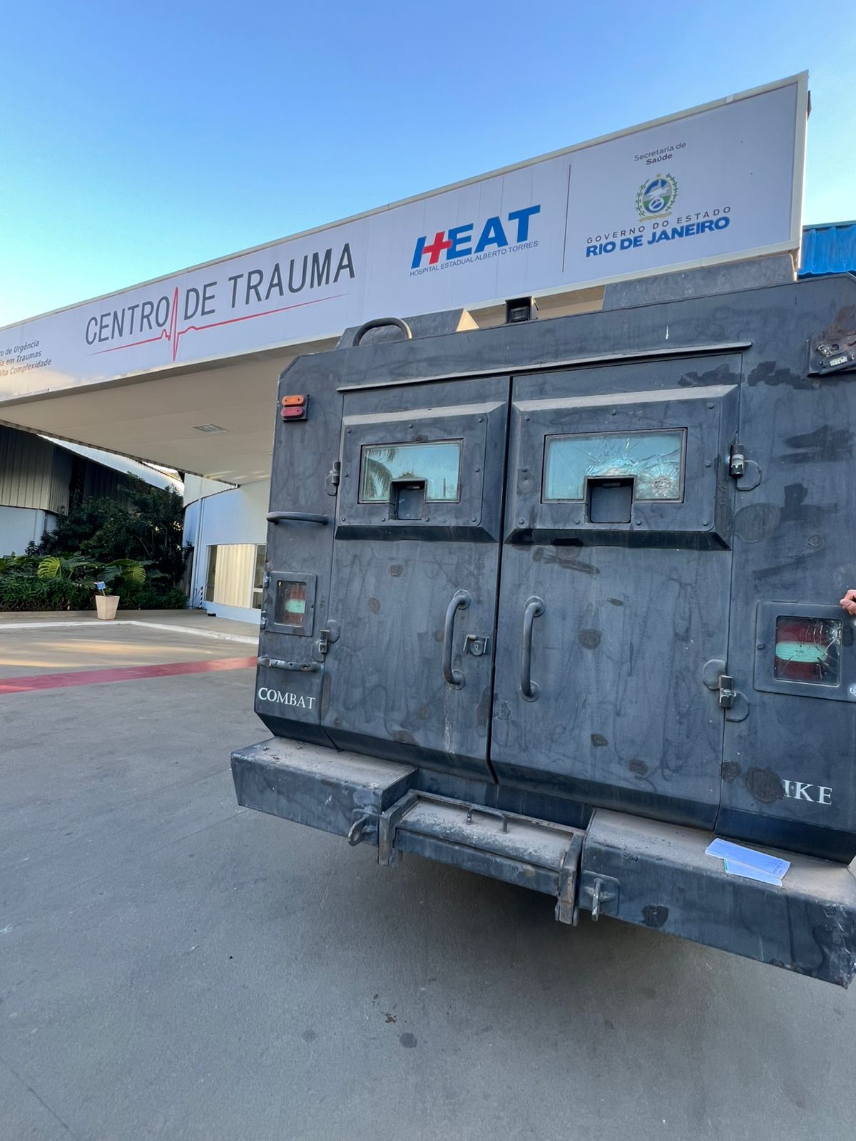 Operação no Complexo do Salgueiro deixa três baleados e um preso; fuzil e pistolas apreendidos