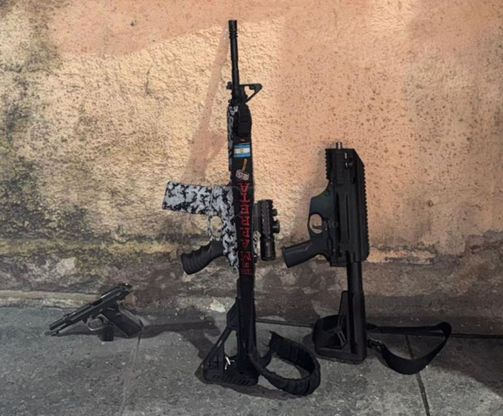 7º batalhão é atacado por criminosos agora a noite; quatro pessoas são baleadas, uma morre e armas pesadas são apreendidas