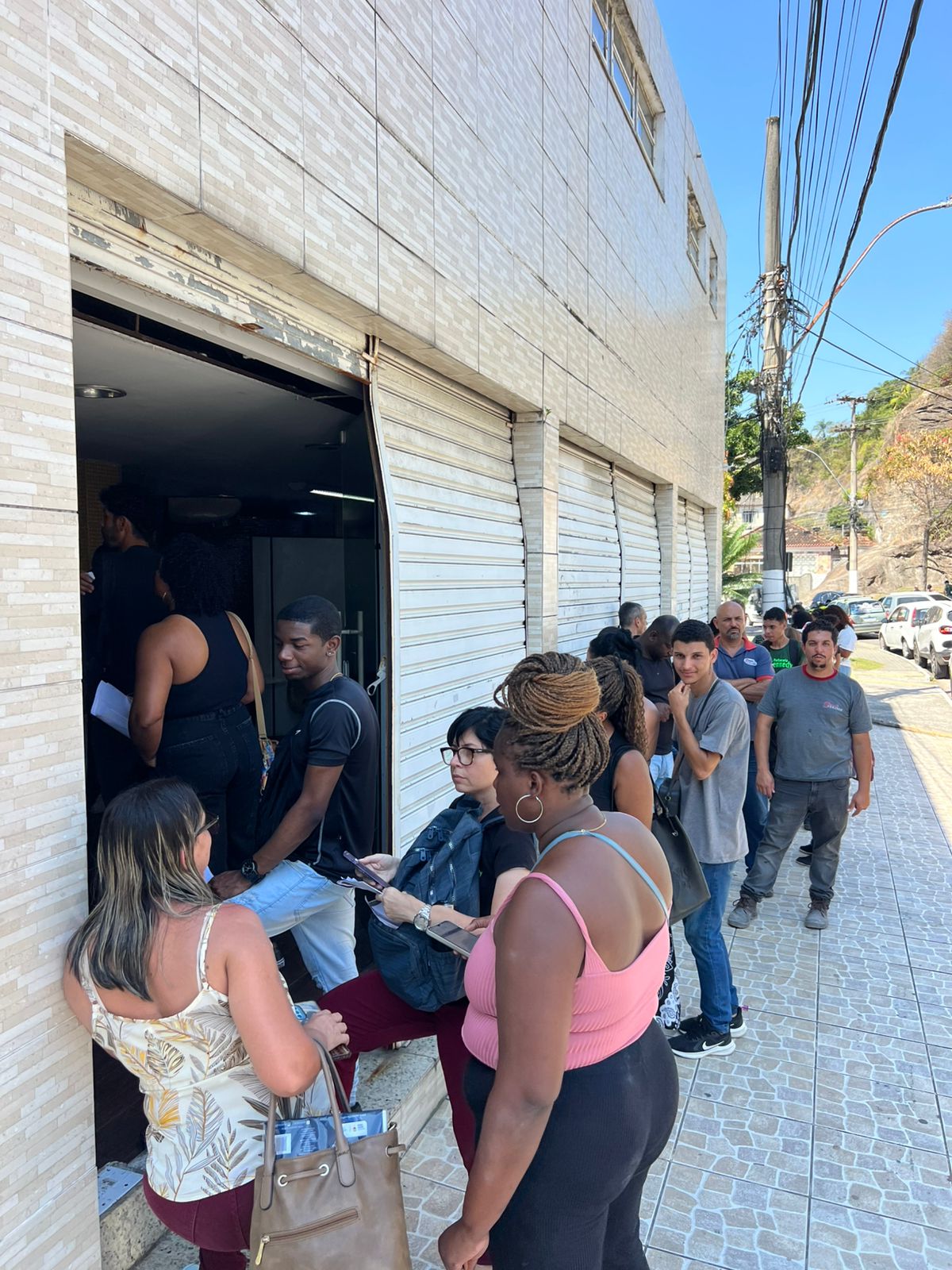 Fila gigante gera revolta na sede do Sindicato dos Empregados no Comércio de Niterói e São Gonçalo