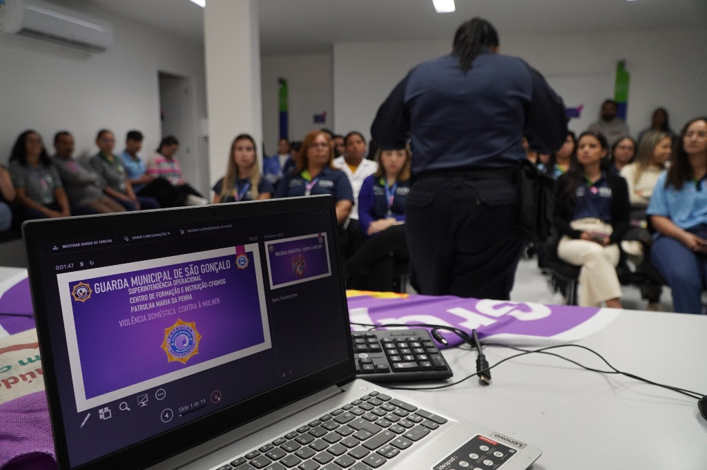 Patrulha Maria da Penha realiza palestra sobre atendimento a vítimas de violência para funcionários do Ciesg
