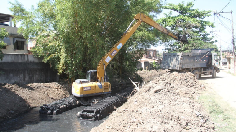 Escavadeira anfíbia segue realizando limpeza do Rio Luiz Caçador