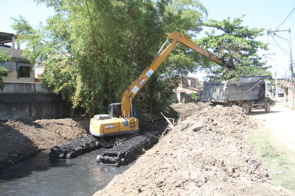 Escavadeira anfíbia segue realizando limpeza do Rio Luiz Caçador