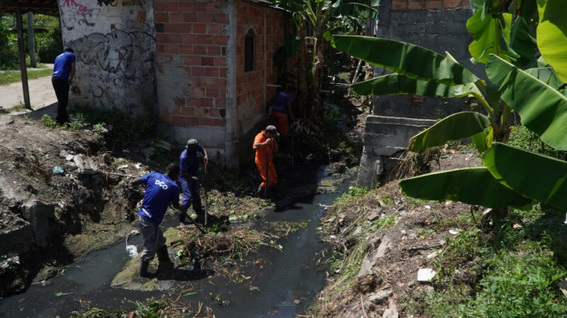 Prefeitura realiza limpeza manual de canal no Jardim Catarina