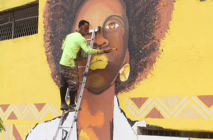 Mural do Povo Preto de São Gonçalo segue em andamento na Avenida Presidente Kennedy