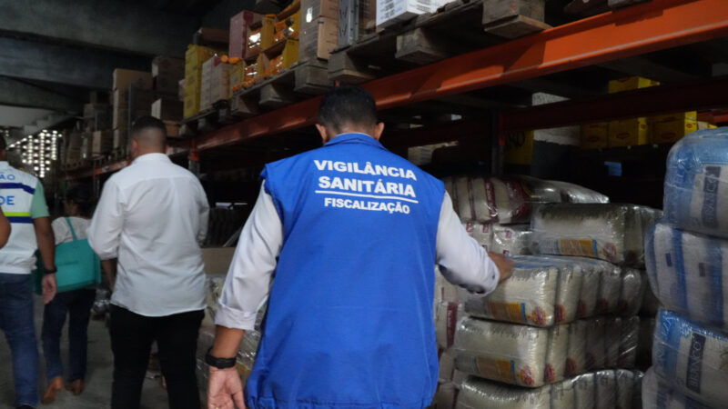Vigilância Sanitária de São Gonçalo descarta quase 800 quilos de produtos impróprios para consumo em mercado