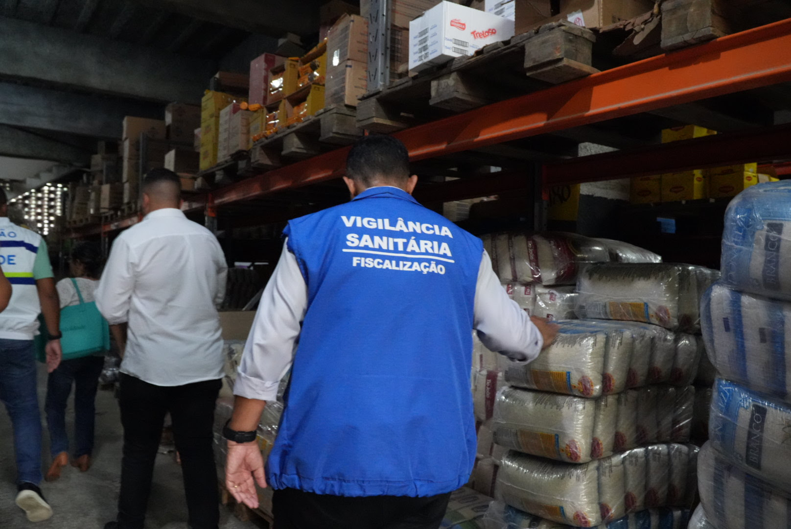 Vigilância Sanitária de São Gonçalo descarta quase 800 quilos de produtos impróprios para consumo em mercado