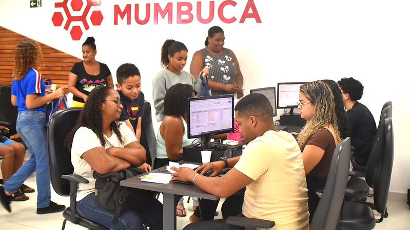 Beneficiários do Mumbuca Futuro retiram senhas do novo aplicativo de pagamento