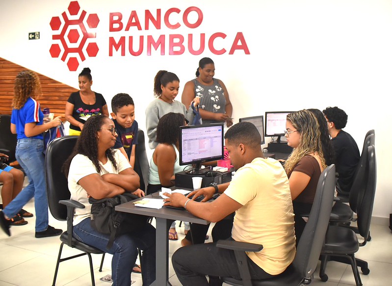 Beneficiários do Mumbuca Futuro retiram senhas do novo aplicativo de pagamento