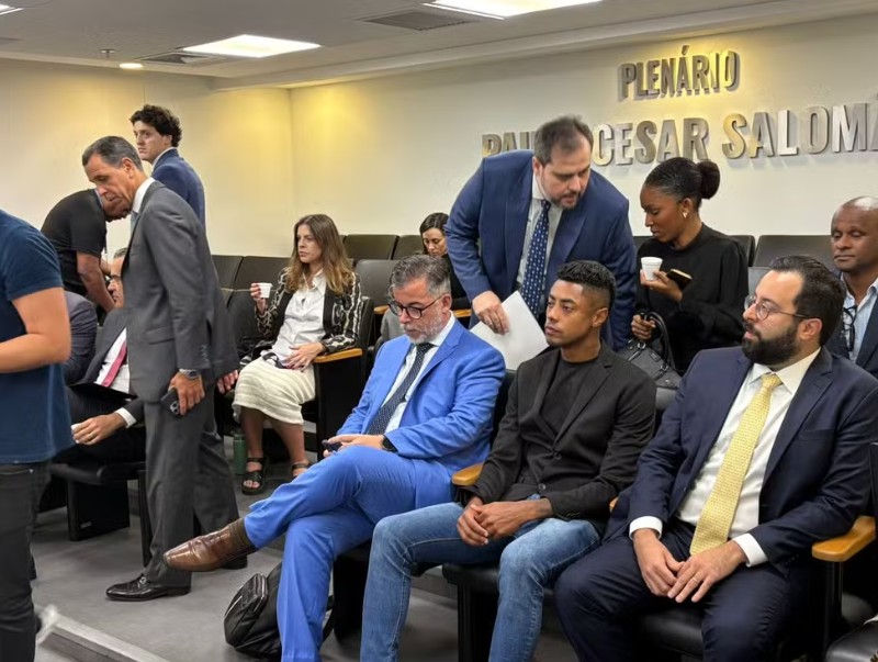 STJD reduz pena, aplica multa e libera Bruno Henrique para jogar pelo Flamengo