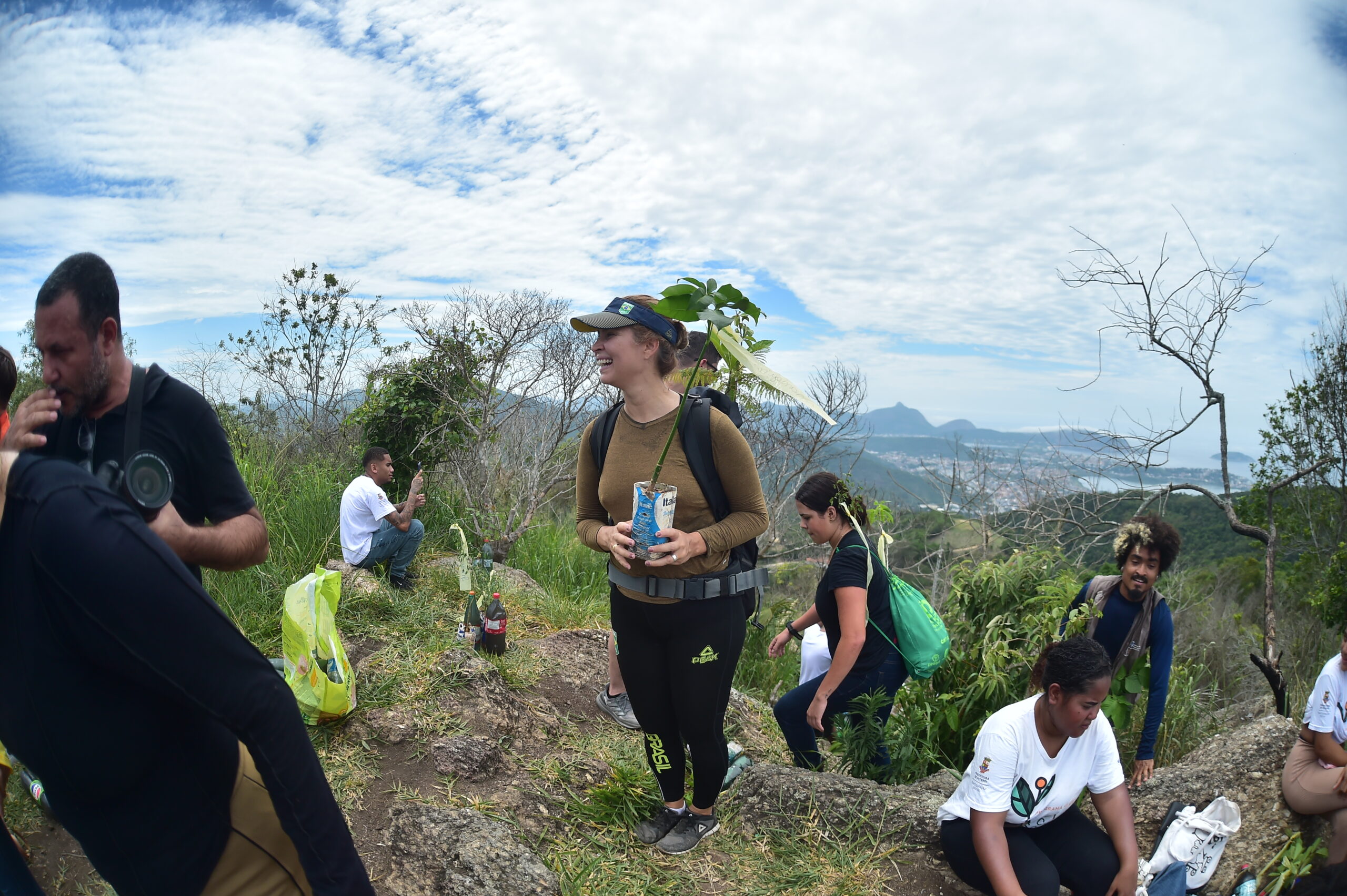 Prefeitura de Niterói faz reflorestamento do Morro Santo Inácio com o plantio de 600 mudas da Mata Atlântica