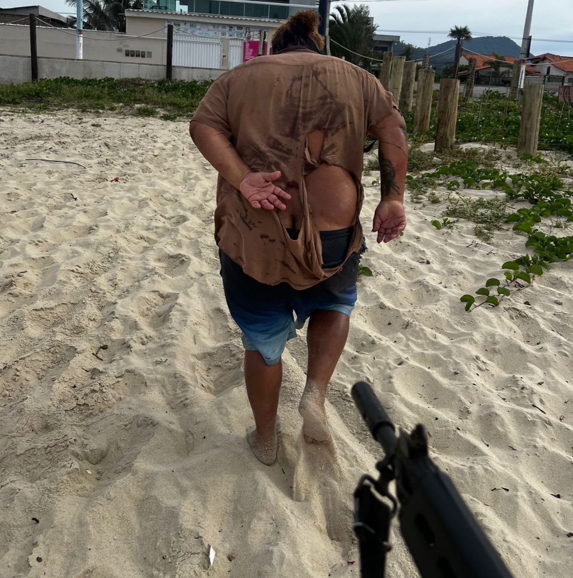 Policiais Militares do 12º batalhão prendem homem acusado de homicídio em ponta negra, maricá