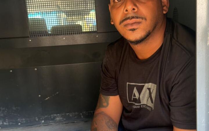 Policiais Militares e Policiais civis da Delegacia de Homicídios de Niterói e São Gonçalo (DHNSG), prendem acusado de matar Policial Militar