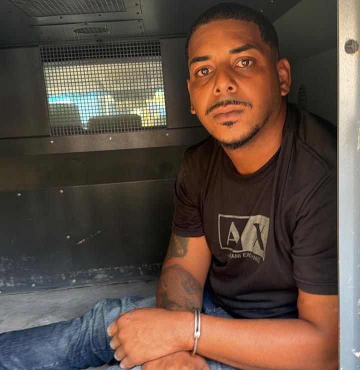 Policiais Militares e Policiais civis da Delegacia de Homicídios de Niterói e São Gonçalo (DHNSG), prendem acusado de matar Policial Militar