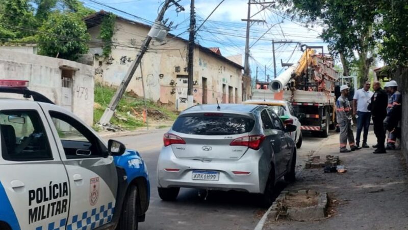 Moradores pedem ajuda ao Factho Jornalismo, e Enel inicia troca de poste no Sapê após horas sem luz