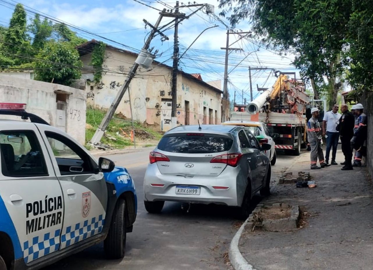 Moradores pedem ajuda ao Factho Jornalismo, e Enel inicia troca de poste no Sapê após horas sem luz