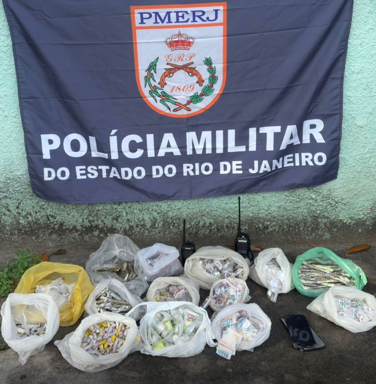 Policiais do 7º BPM apreendem grande quantidade de drogas em São Gonçalo