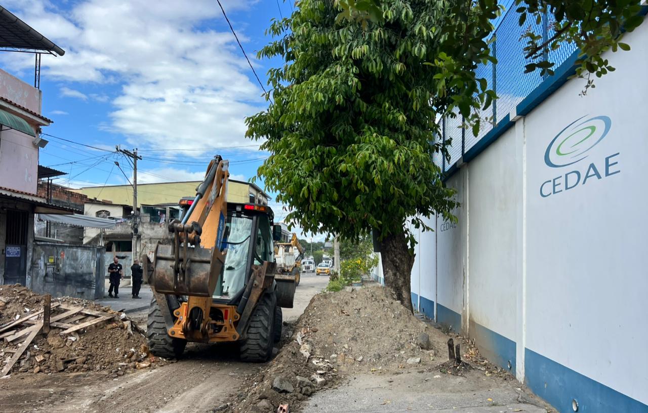 Nas primeiras horas da tarde desta terça-feira, equipes do 7º Batalhão voltaram a retirar barricadas no Jardim Catarina