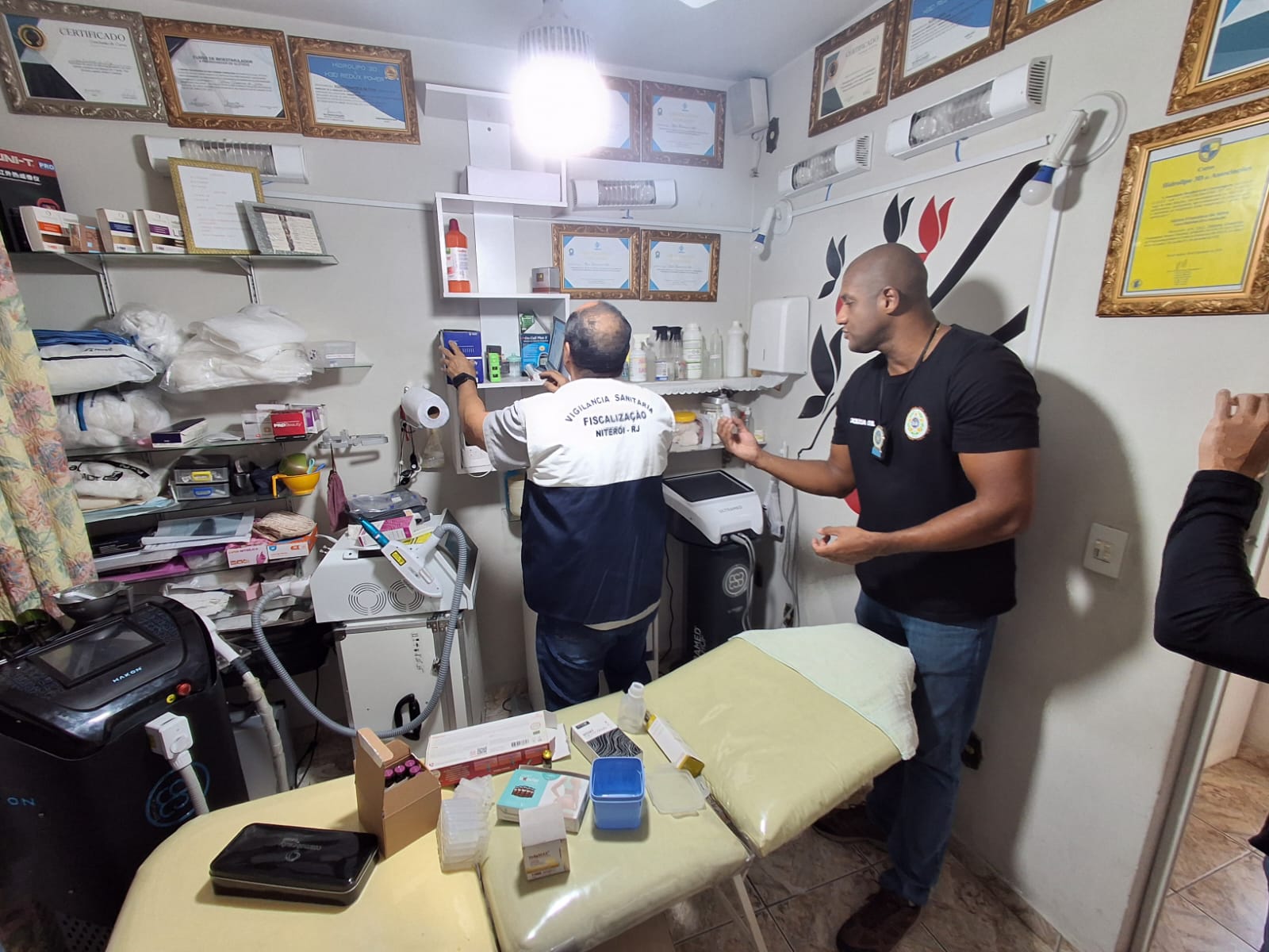Vigilância Sanitária interdita clínica de estética em Niterói e proprietária é presa em operação com Polícia Civil e GGIM