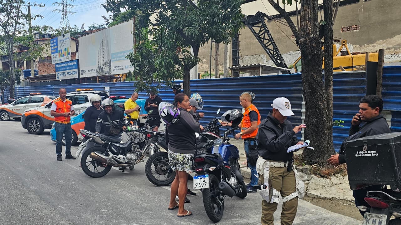 Prefeitura de Niterói intensifica fiscalização contra motos barulhentas e aplica 16 autuações em operação no Fonseca