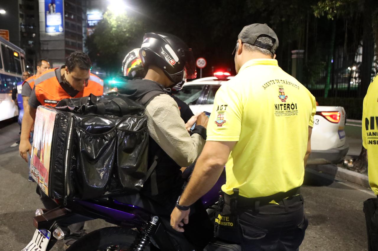 Prefeitura de Niterói realiza operação e fiscaliza mais de 200 motos em Icaraí 