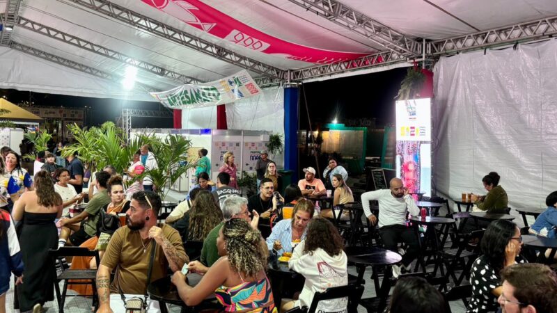 Primeira noite do Festival de Frutos do Mar enche Praia Grande, em Arraial do Cabo