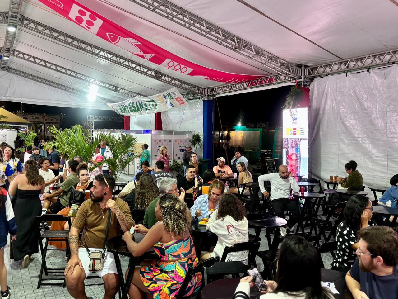 Primeira noite do Festival de Frutos do Mar enche Praia Grande, em Arraial do Cabo