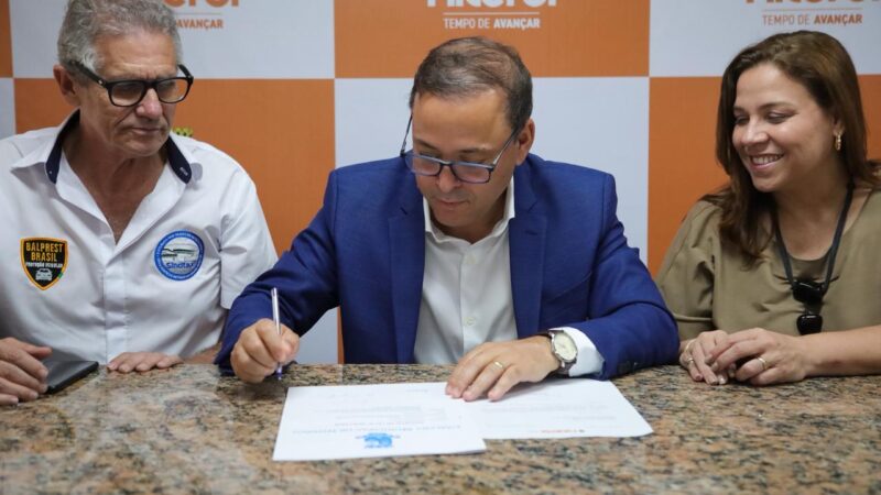 Prefeito Rodrigo Neves sanciona projeto de lei que institui programa Niterói Táxi Novo