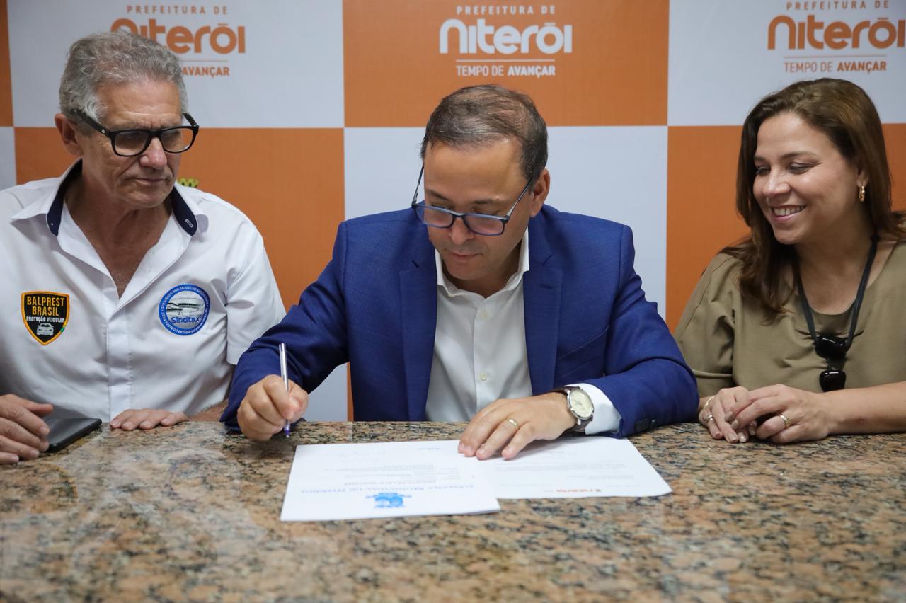 Prefeito Rodrigo Neves sanciona projeto de lei que institui programa Niterói Táxi Novo