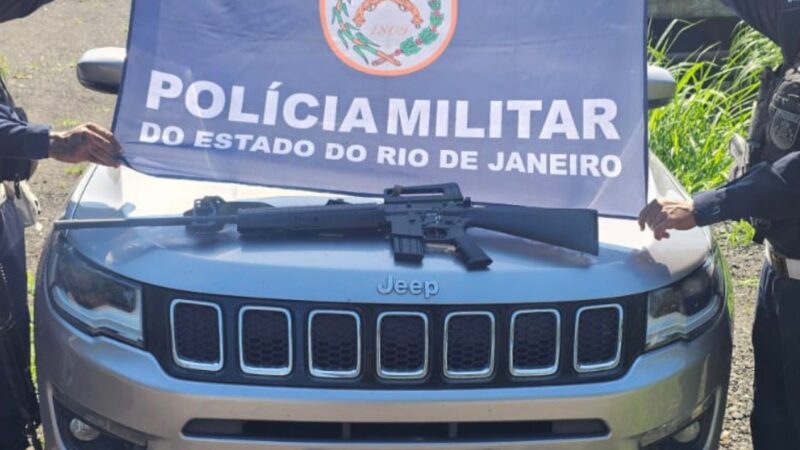 Apreensão de réplica de fuzil na RJ-104: PM impede fuga e recupera carro roubado no Jardim Catarina