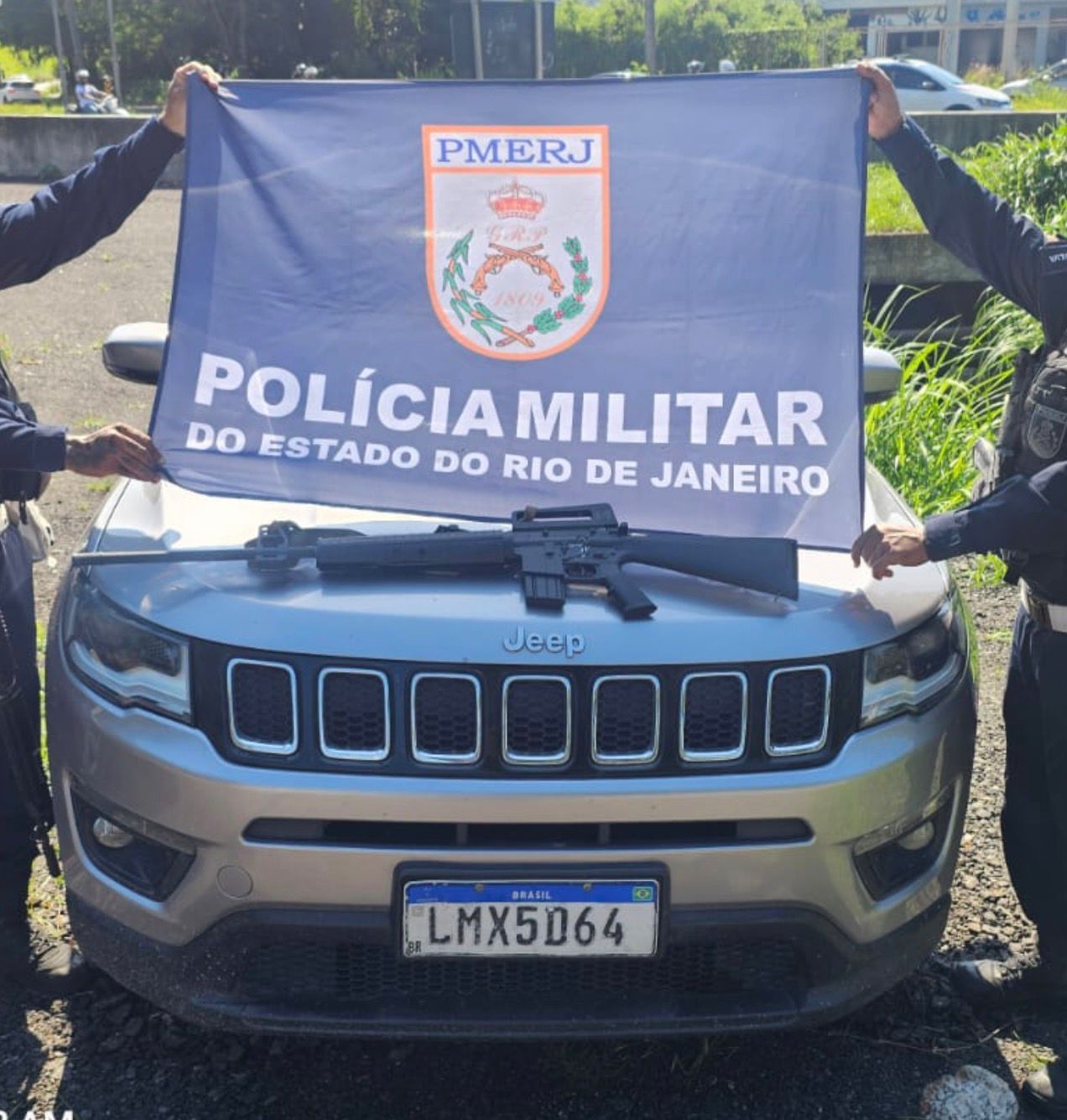 Apreensão de réplica de fuzil na RJ-104: PM impede fuga e recupera carro roubado no Jardim Catarina