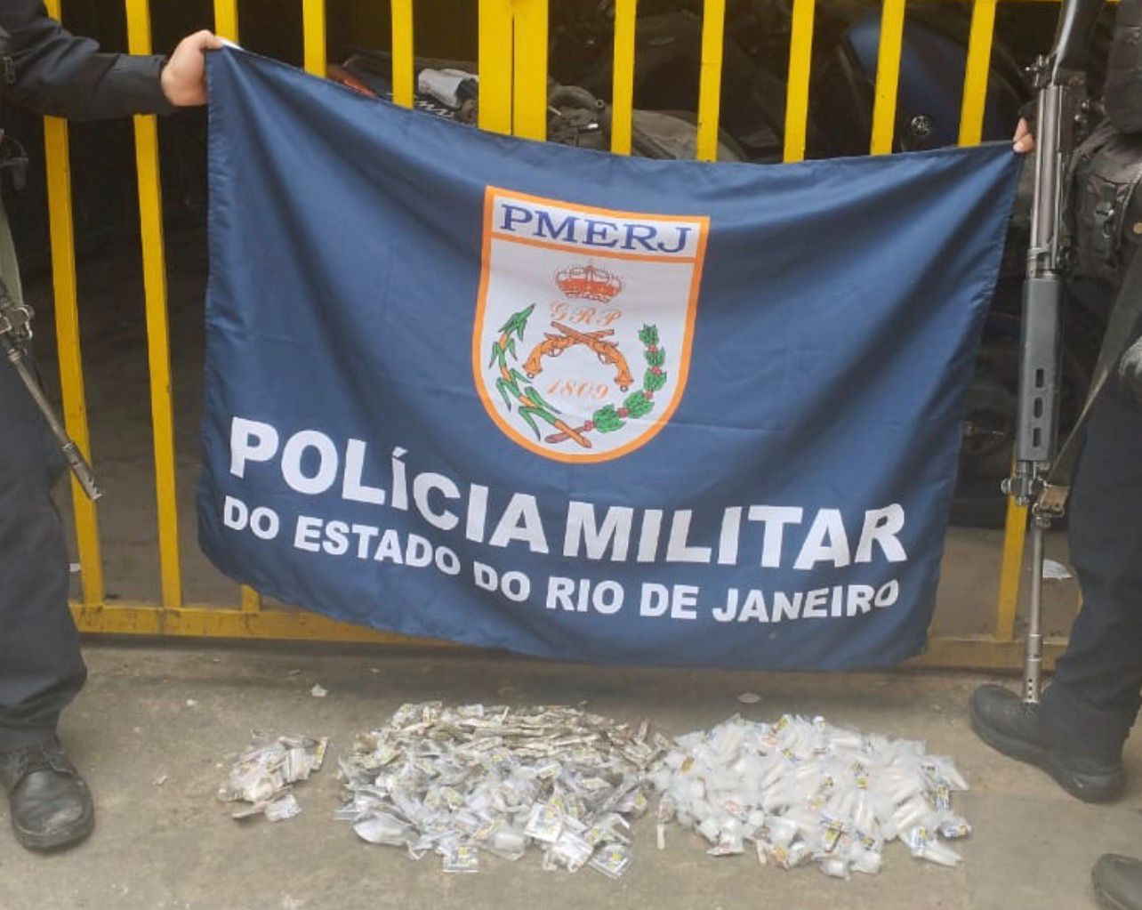 Polícia prende suspeito de tráfico durante operação no Jardim Catarina, em São Gonçalo