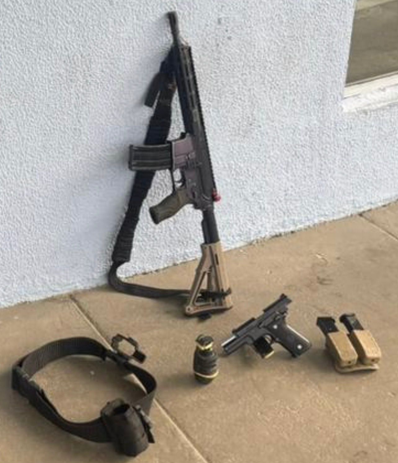 Confronto com o 7º BPM termina com um preso, dois feridos e apreensão de fuzil, granada e pistola em São Gonçalo