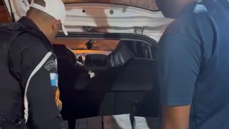 Policiais do Comando de Policiamento Rodoviário (CPRv)apreende 240 frascos de lança-perfume na via lagos