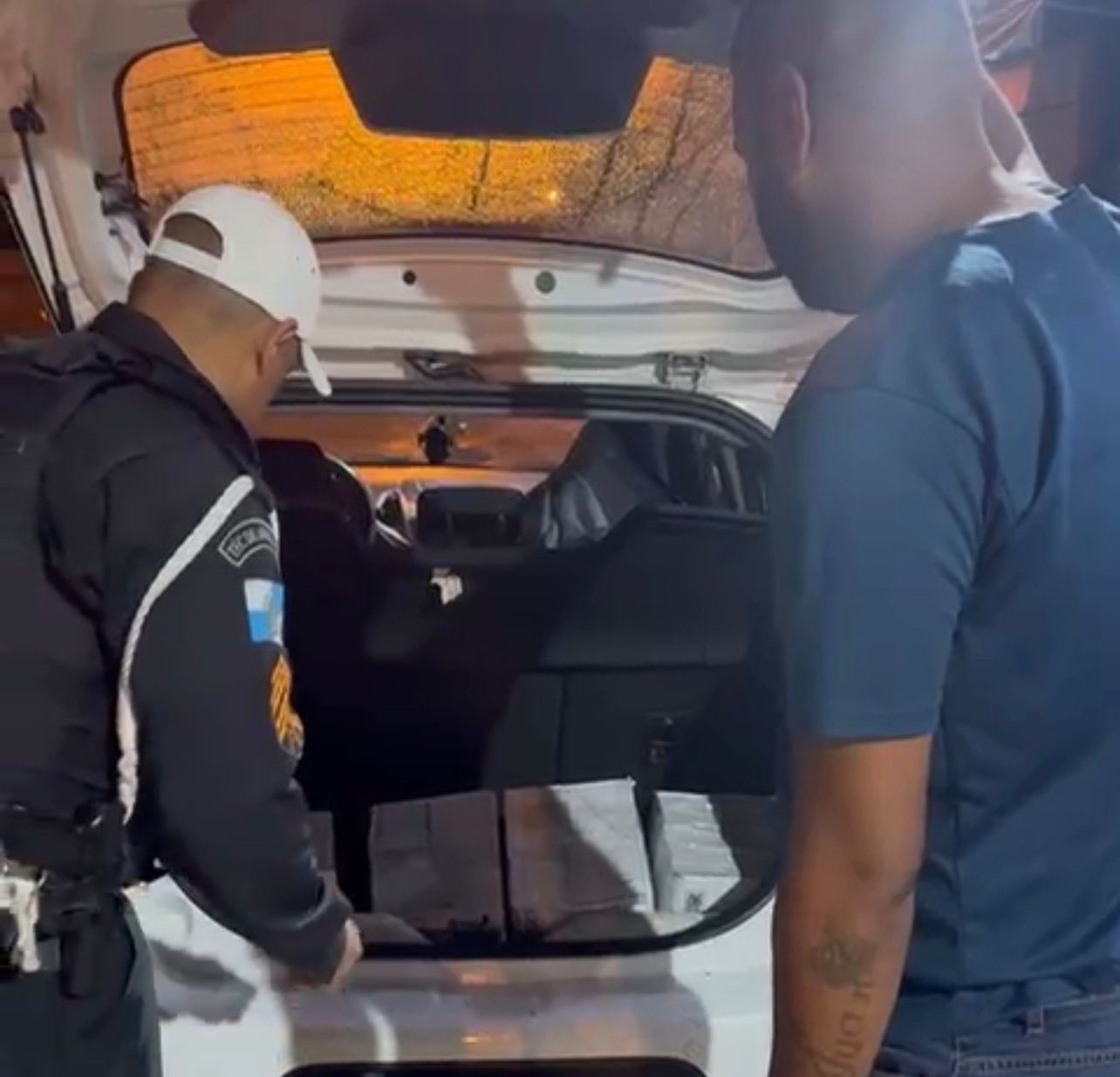 Policiais do Comando de Policiamento Rodoviário (CPRv)apreende 240 frascos de lança-perfume na via lagos