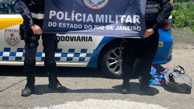 CPRv faz grande apreensão de drogas na Rj-104 no trecho do Apolô