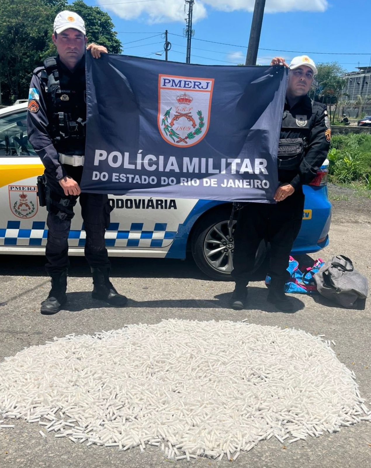 CPRv faz grande apreensão de drogas na Rj-104 no trecho do Apolô