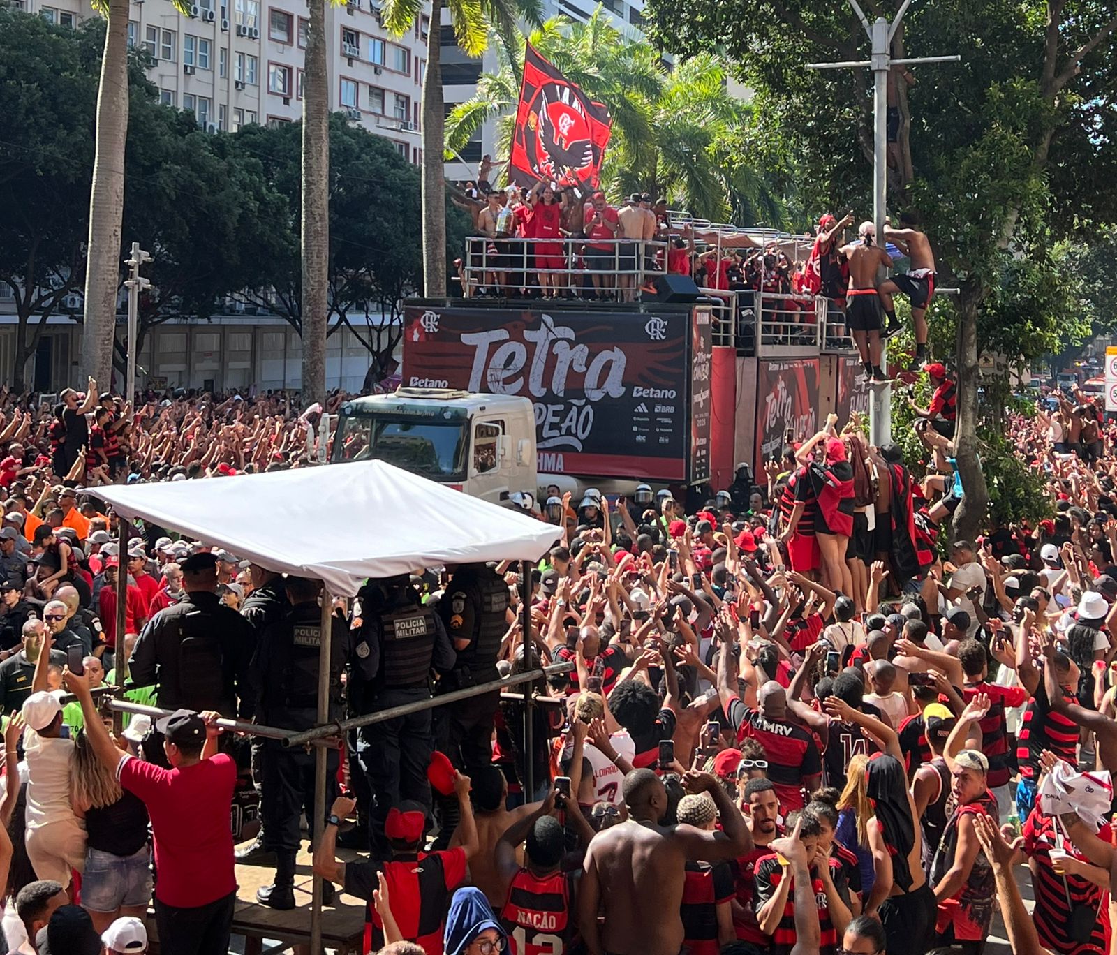 Flamengo é recebido por uma multidão histórica no Centro do Rio após conquistar o tetra da Libertadores