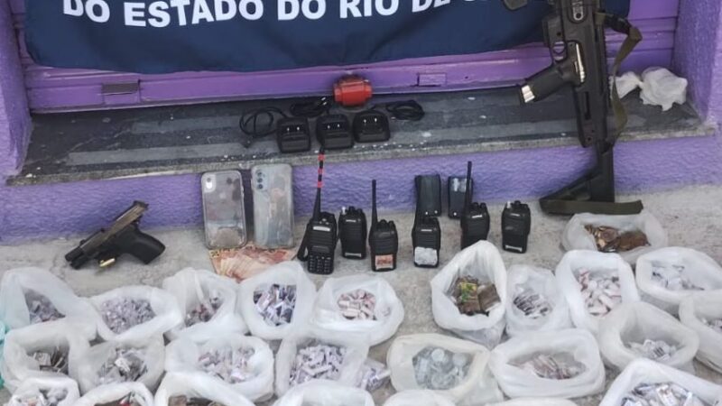Marginais do Jardim Catarina usavam kit que transforma pistola em fuzil — polícia apreende arma, drogas e rádios