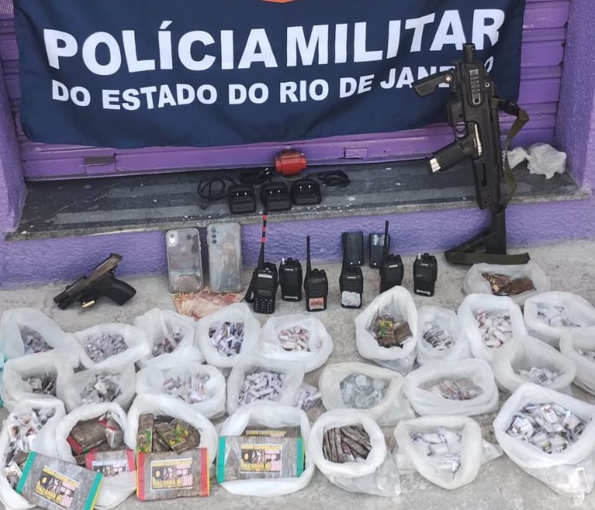 Marginais do Jardim Catarina usavam kit que transforma pistola em fuzil — polícia apreende arma, drogas e rádios