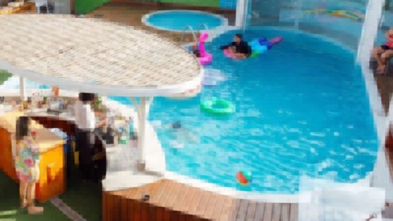 Criança tem braço preso em cano de piscina durante festa em Niterói. Acidente gerou pânico entre familiares e convidados